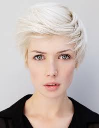 Short hairstyle with side Swept Bangs